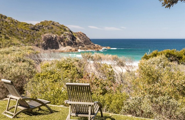 8 on Coast - Overlooking the turquoise waters of Boomerang Beach