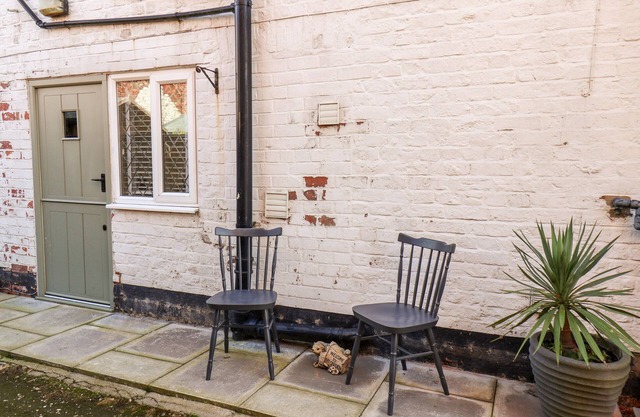 8 POST OFFICE STREET, family friendly, with a garden in Flamborough