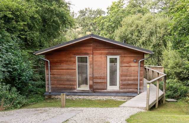 8 STONERUSH VALLEY, romantic, with hot tub in Lanreath
