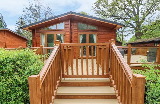 8 WATERSIDE WOOD, pet friendly, with pool in Troutbeck Bridge