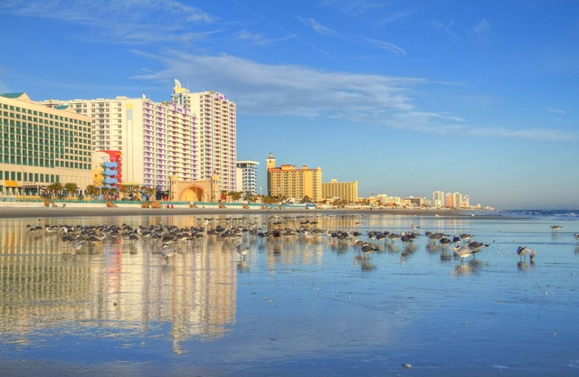 Ocean Walk Village de 80 000 pieds carrés!