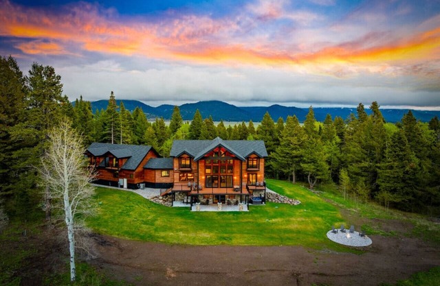 8000+ SQ FT Luxe Mountain Lodge | 85 Acres| 8BR | Hot Tub, Views & Privacy in Island Park