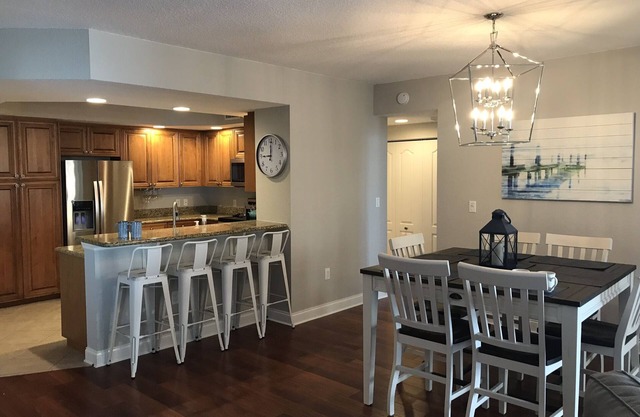 Nouvelle liste! Nouvellement peint et meublé condo avec une vue imprenable au huitième étage