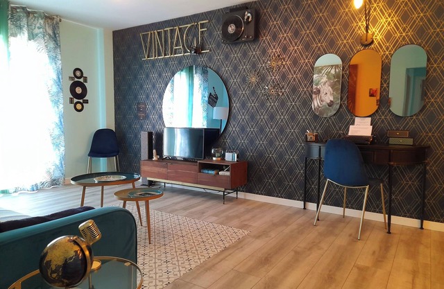 ☆☆☆☆☆ 80s Loft Vintage. Free Guest Parking. 15' from Malaga Airport.