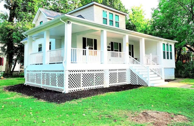 81) Entire 5 Bedroom Home with a Gameroom!