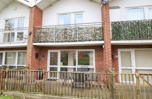 82 WATERSIDE, pet friendly, character holiday cottage in Corton