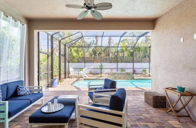 833 Naples Heated Pool Home - 3BR3BA plus Den - Only minutes to the Beach