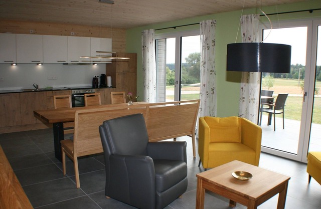 Grand appartement confortable de 86 m² au rez-de-chaussée avec une grande terrasse, idéal pour les personnes souffrant d'allergies, belle vue