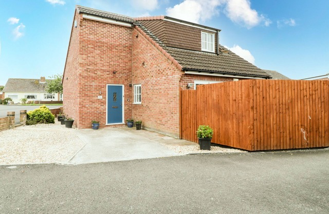 8A ROSEWOOD AVENUE, pet friendly, with a garden in Burnham-On-Sea
