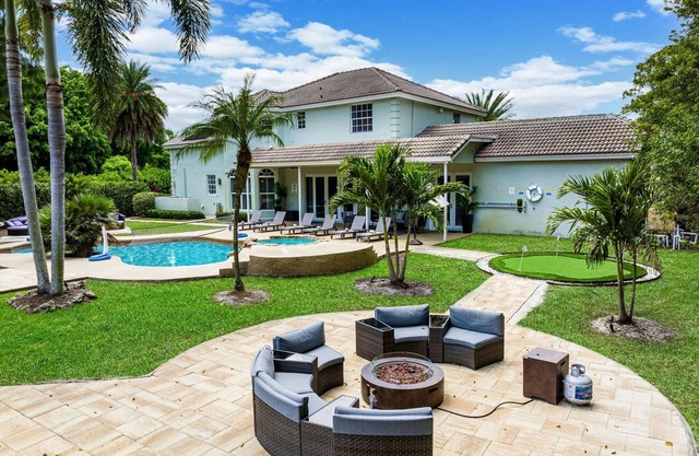 8BR Entertainers Estate w/ Pool, Games & Theater !