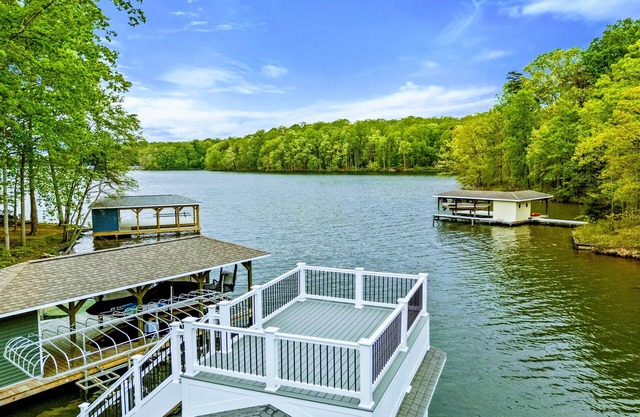 8BR Lakefront Retreat, Pool, Boat Dock, Hot Tub