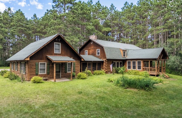 Huge 13BR 5BA Log Cabin Sleeps 25+, Pet-Friendly near WI Dells & CastleRock Lake