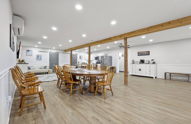 8BR Private Barndominium Getaway + Near Liberty