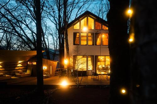 8Lantern サウナ付き民泊で日本10位 最大10名 大きな窓とウッドデッキの一体感 2025年完成 BBQ 貸し切り宿