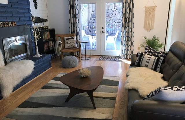 Maison de ville avec terrasse dans le centre-ville de Los Alamos. Les taux du gouvernement disponibles.