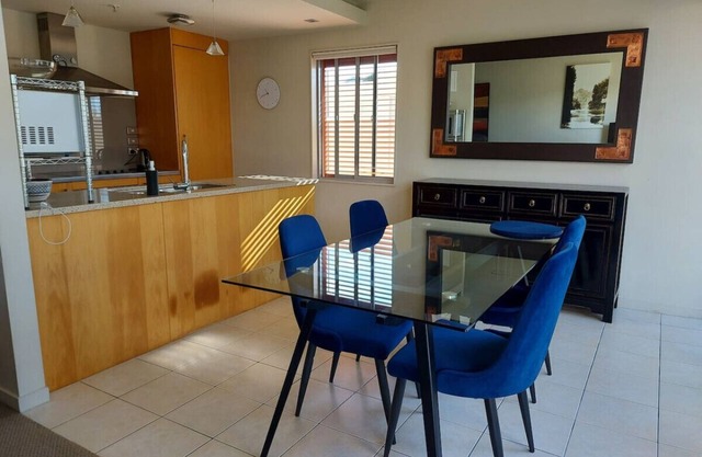 Roberts Street Apartment - Modern and Central