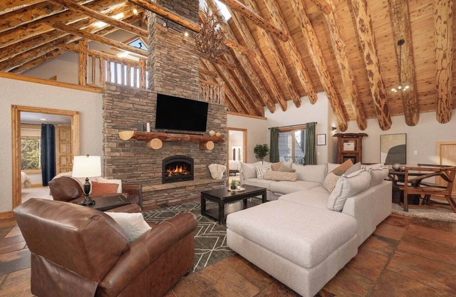 9 BDR Home downtown Winter Park, Hot Tub, Shuttle, Sleeps 19!