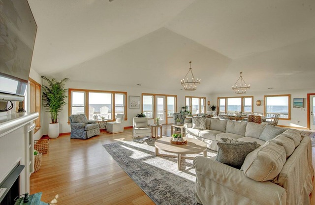 9 Bed Oceanfront in OBX With Pool & 2 Hot Tubs!