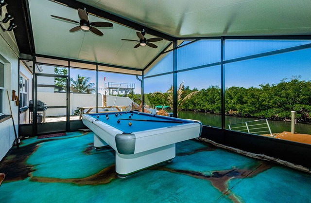 Heated Pool * Hot Tub * Kayaks * Billiard