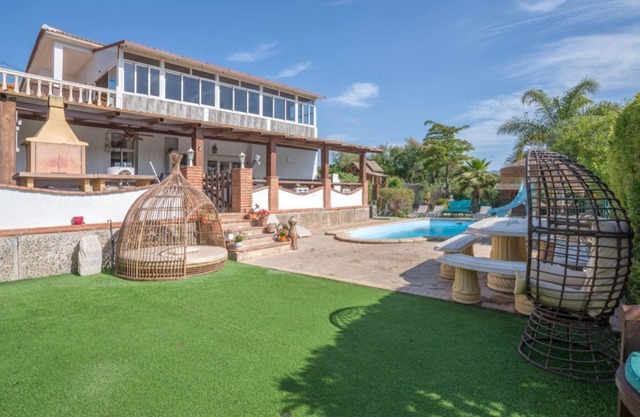 * Nouveau pour mini golf fou 2020 * 18 personnes, 8 chambres, 5 salles de bain, piscine chauffée