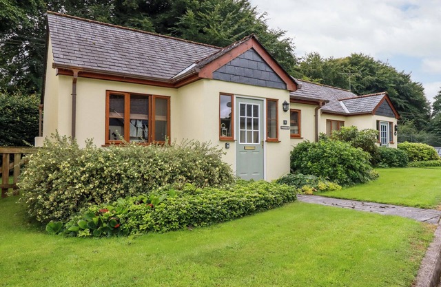 9 INNY VALE HOLIDAY VILLAGE, pet friendly, with a garden in Camelford