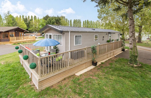 9 KINGFISHER LAKES, pet friendly, with pool in Northampton