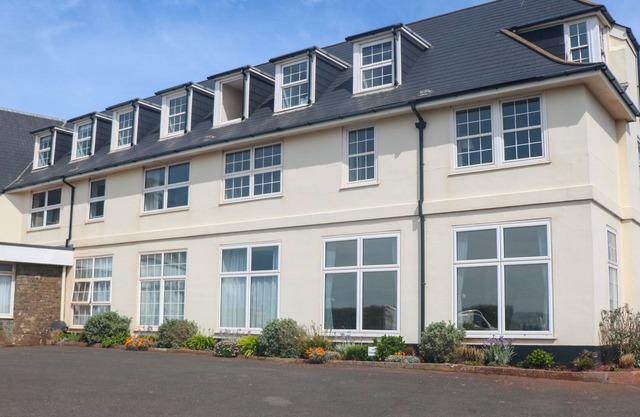 9 Links Court, THURLESTONE