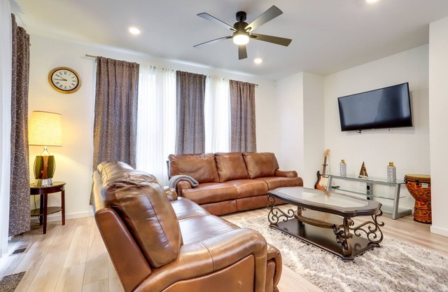 9 Mi to Airport: Commerce City Townhome w/ Deck