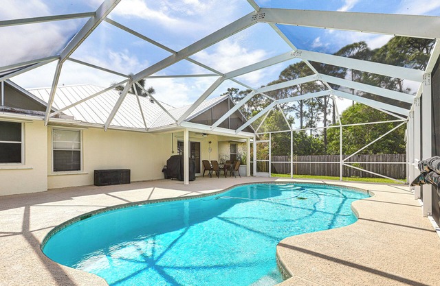 9 Mi to Clover Park: Poolside Paradise!