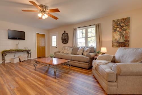 9 Mi to Effingham Pet-Friendly Rural Escape