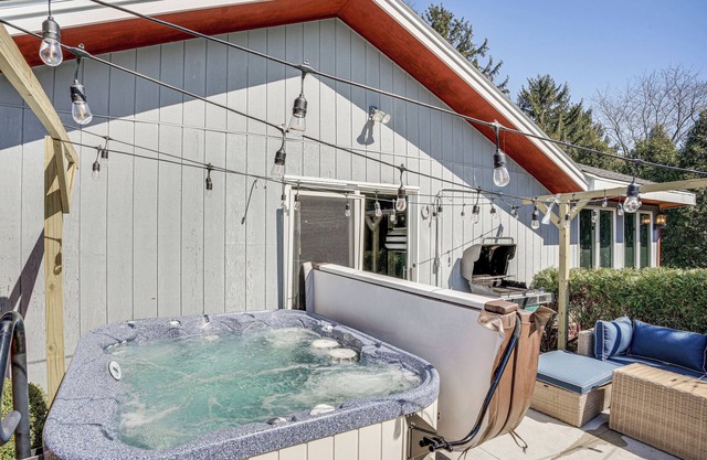 9 Mi to Shore: Home w/Hot Tub in Howards Grove!