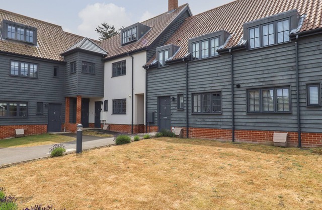 9 OAKS COURT, pet friendly, country holiday cottage in Aldeburgh