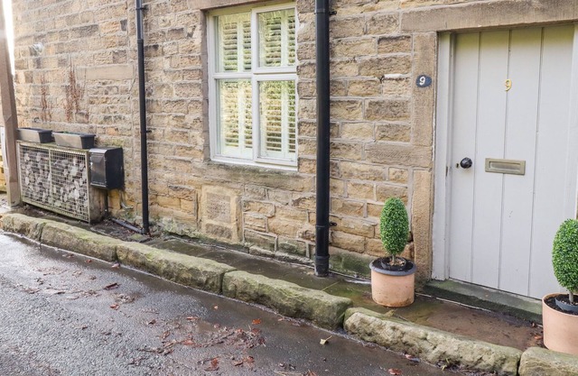 9 PEASACRE, pet friendly, with open fire in Bingley