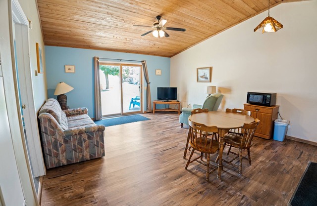 #9 Thomas' Parkside Cottages. 2BR Beach walk-out to Lake Huron, downtown local