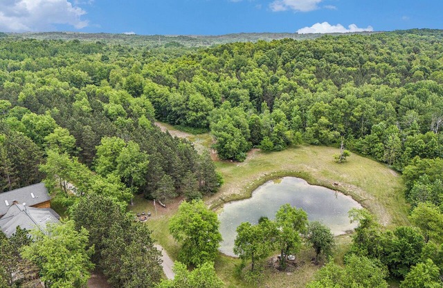 90 Acre Lodge w/Pond | Foosball | Pool Table