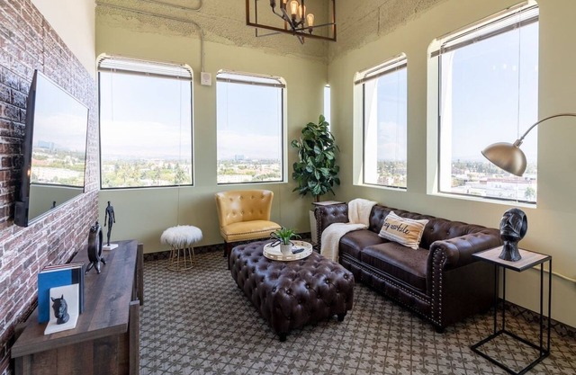 906 · Stunning Views | Hi-Rise Corner Unit | Near Disney