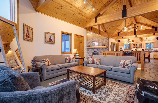 90ST1 | Dog Friendly | Private Hot Tub | Short Walk to Slopes | Winter Shuttle