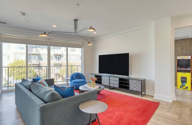 916 Main 12 Unit Buyout - 30BDRs! Prvt Two Floors