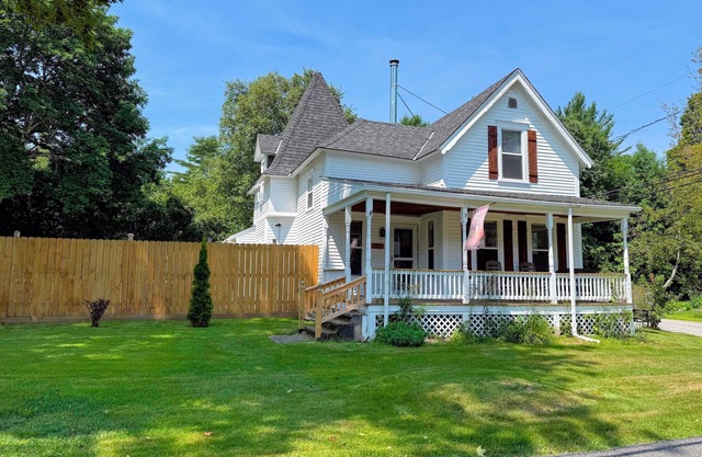 91M: Renovated Bethlehem home with hot tub, firepit, large yard!, walk to restaurants