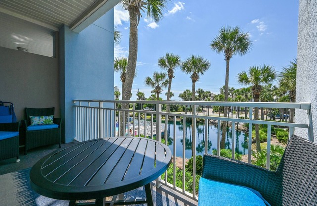 98 Steps to beach! Wifi, expanded Beach, Front private Balcony Totally Renovated