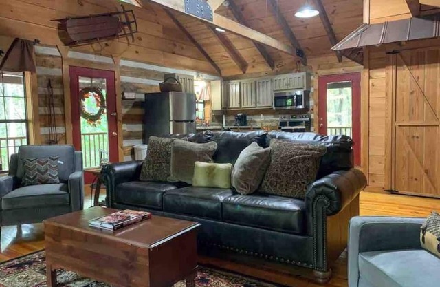 Spring SALE+Log Cabin+HotTub+Small Pets+FirePit+UPDATED Bath