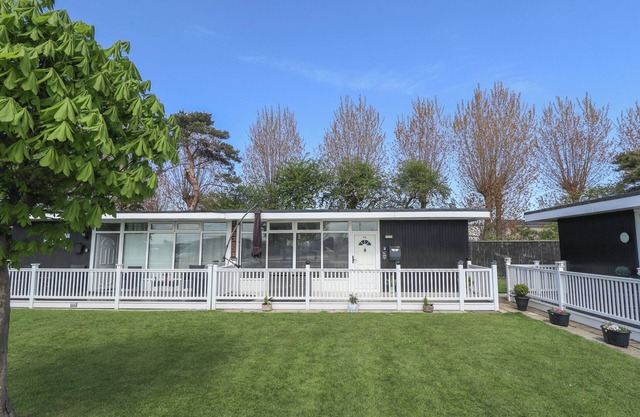 99 CHERRY PARK, pet friendly, with a garden in Chapel St Leonards