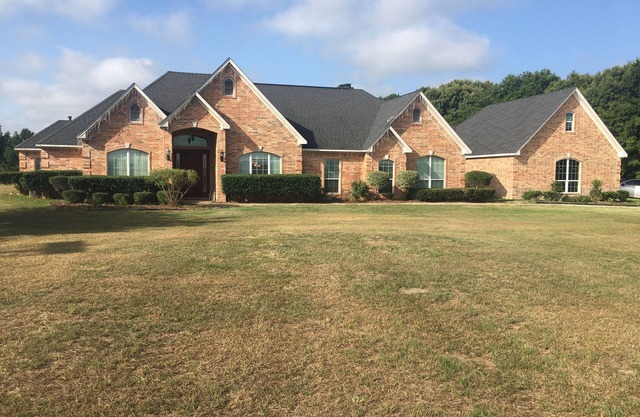 Une belle maison personnalisée de 5 chambres située à 5 miles du centre-ville de Tyler, Tx.