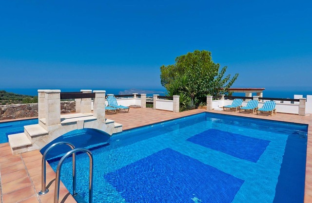 Une villa de 4 chambres avec une vue magnifique sur la mer, à 11 km de La Canée