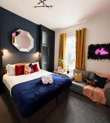 A&A Luxury Stay Rosedale St - Chic, Modern, City Centre, Neon Decor