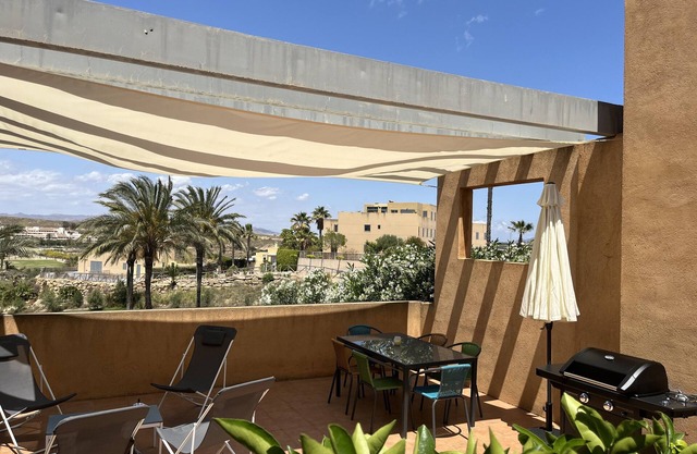 Un bel appartement de 3 chambres avec une vue imprenable surplombant un parcours de golf