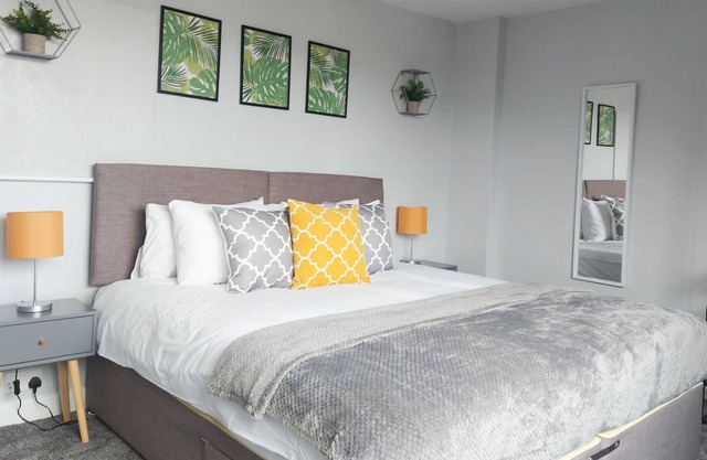 This beautiful house in Reading is a 3 bedroom that can sleep up to 7/8 guests