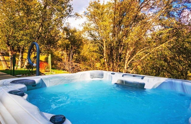 A beautiful and decorated Mountain Retreat with Hot Tub and Fast Wifi