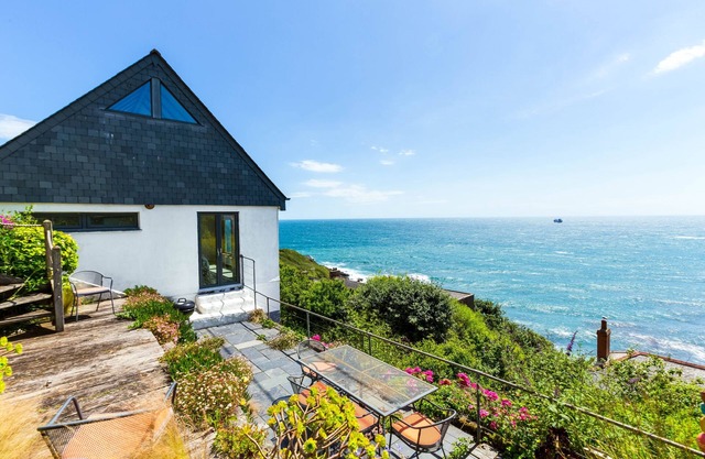 Une belle maison à l'envers bien conçue avec vue panoramique sur la mer.