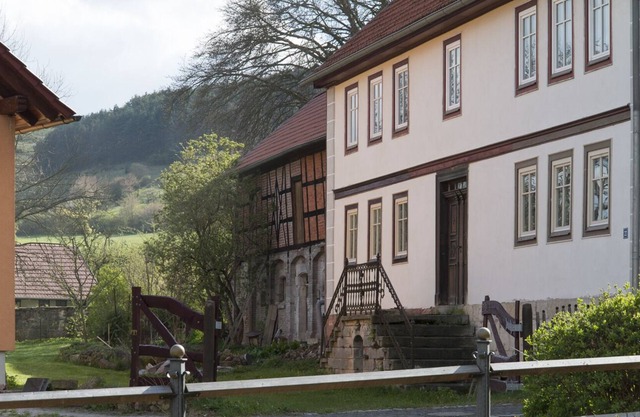 Une belle ferme à colombages authentique dans la campagne avec un grand jardin
